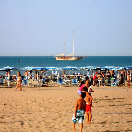 Отель I Melograni Вьесте